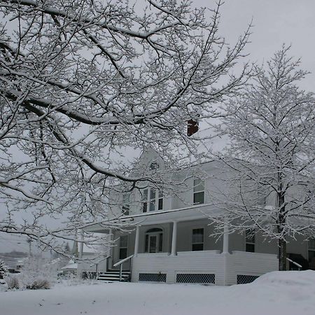 The Young House Bed And Breakfast Millinocket Esterno foto