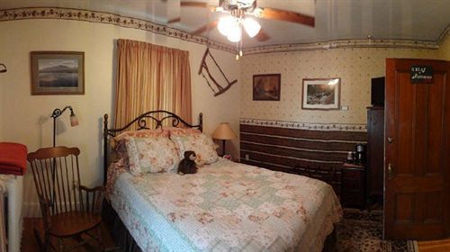 The Young House Bed And Breakfast Millinocket Esterno foto